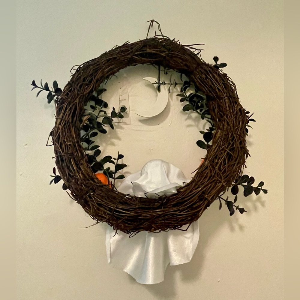 Ghost Wreath with Mini Pumpkins, Moon and Stars - Picture 7 of 8